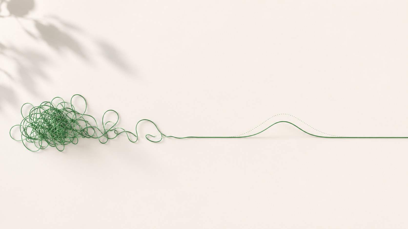 Un filo aggrovigliato che si distende in una linea verde calma, metafora della fatica emotiva che si allenta