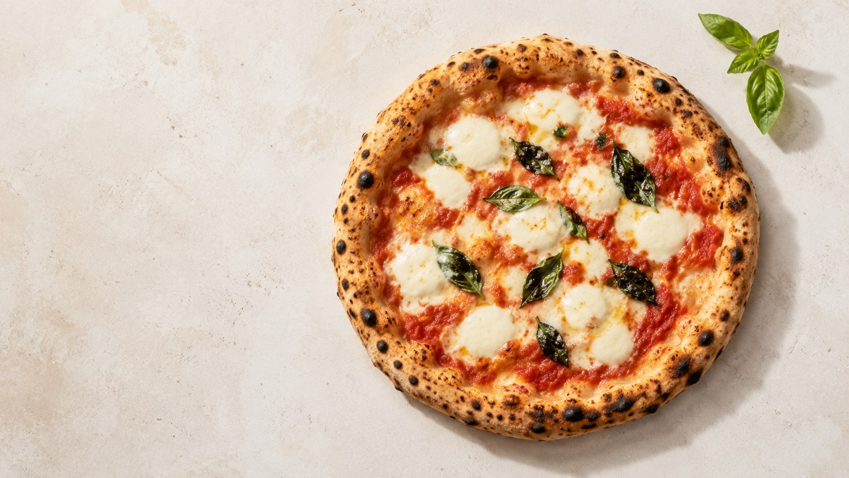 Pizza appena sfornata su un tavolo luminoso, richiama l'effetto dei pasti grassi sulla glicemia