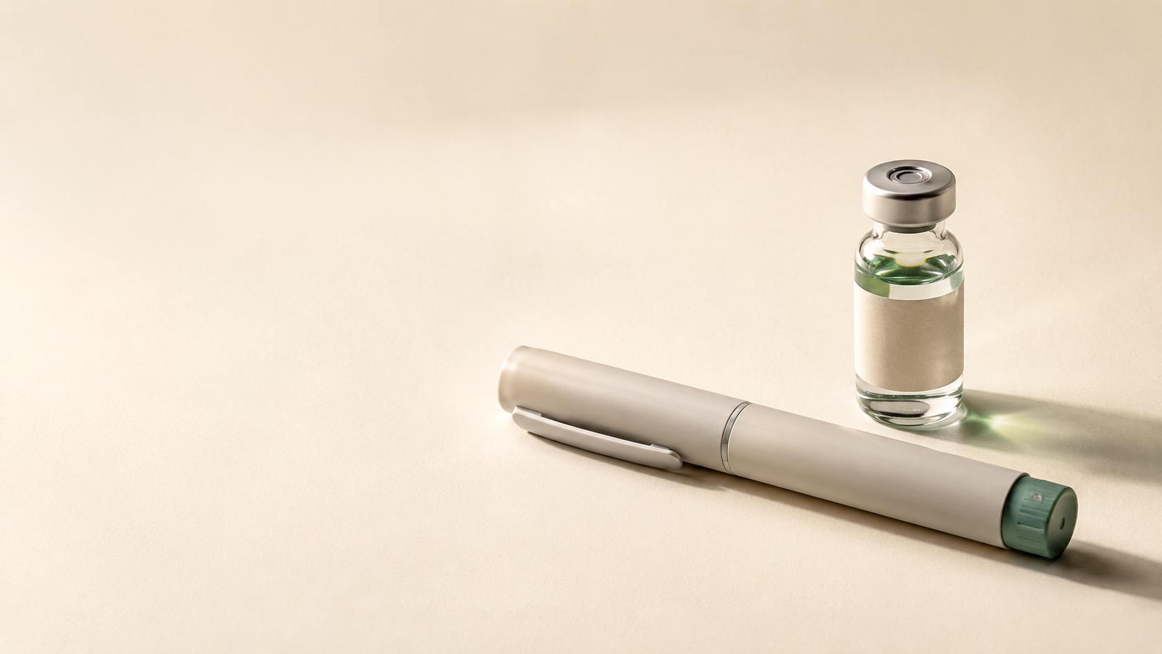 Penna e flacone di insulina sigillati su superficie chiara, immagine sobria sul rischio dell'insulina per chi non ha il diabete