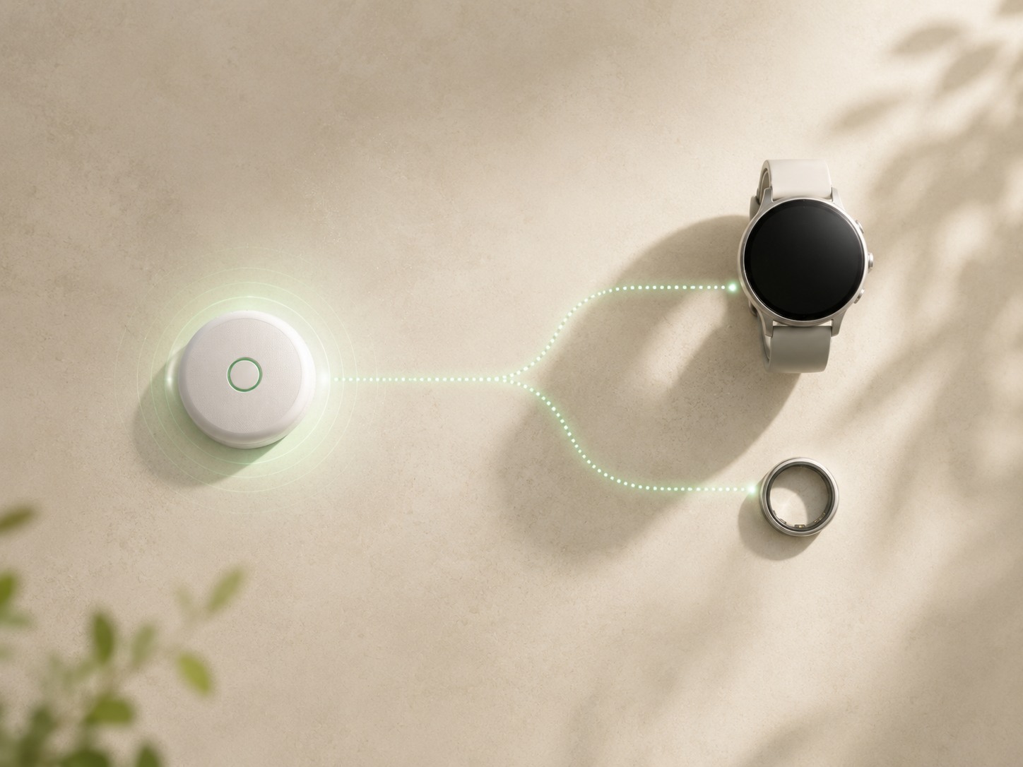 Un sensore CGM applicato sul braccio invia il dato glicemico a uno smartwatch e a un anello, che lo leggono ma non lo misurano